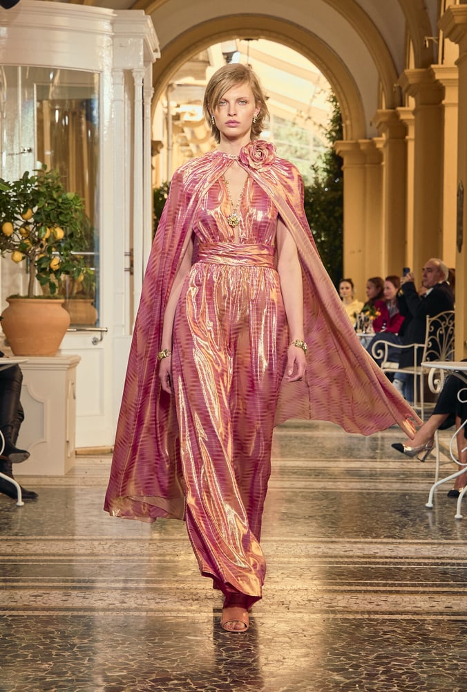 コモ湖でのシャネルのクルーズ2025コレクション