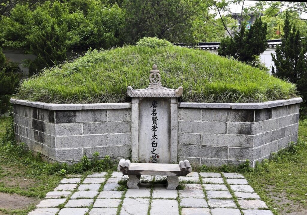 李白に酒、孔明に花を供え、中国で歴史上の人物の墓参りがブーム
