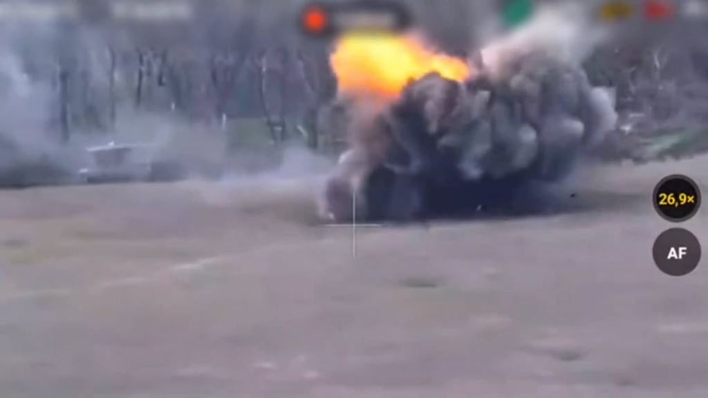 内部の軍隊がいるロシアのAPCは、ウクライナの立場への攻撃中に、対戦車鉱山によって消滅します。