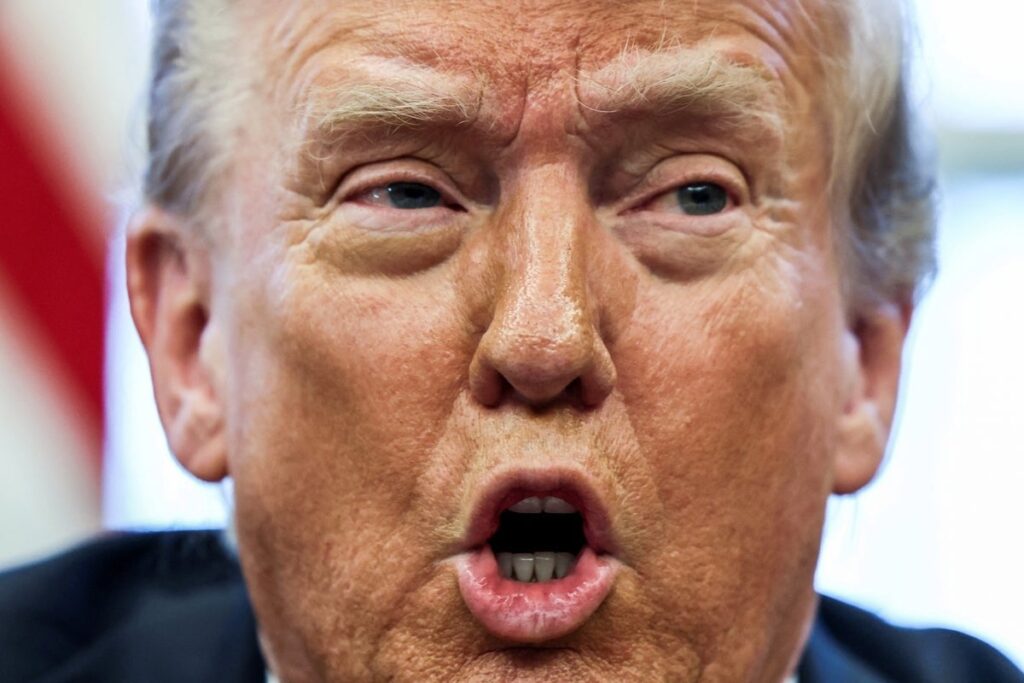 トランプは楕円形のオフィスで自慢している彼の億万長者の仲間が関税でプラグを引いた後、株を殺したという