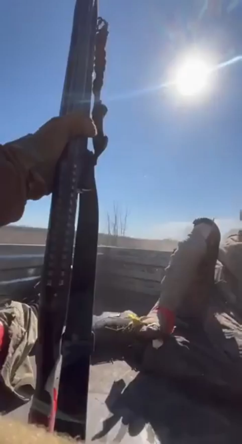 避難している間、負傷したロシアの兵士は、バンプにぶつかった後、トラックの後ろから飛び出します。 2025（不明な地域）