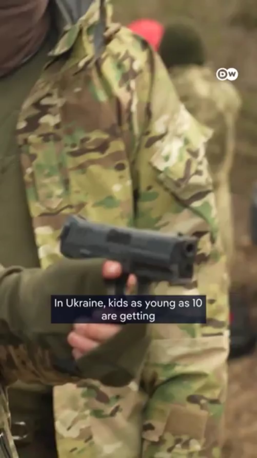 ウクライナの10歳の子供たちは、ロシアとの戦争が長年にわたって引きずられた場合、彼らを準備するために、秘密の軍事スタイルのブートキャンプで戦闘対応を得ています。