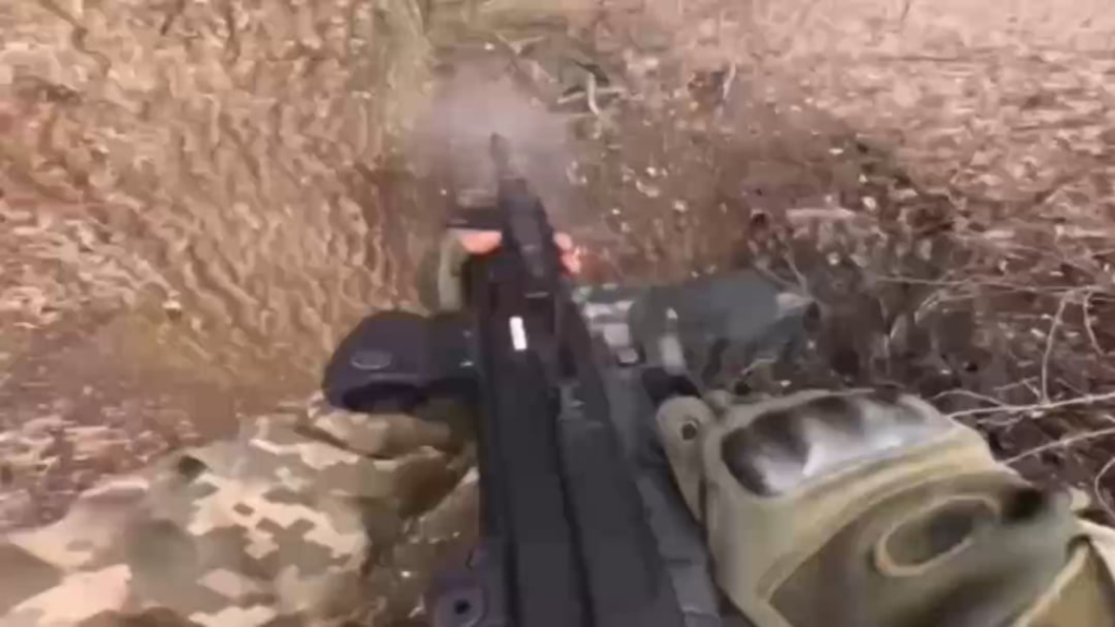 ブラジルのボランティアは、近い戦闘でロシアの兵士を撃ちます。