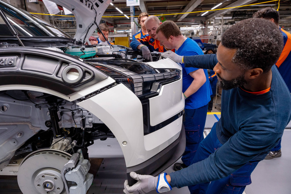 ボルボ、ベストセラーEV『EX30』の欧州での生産を開始。