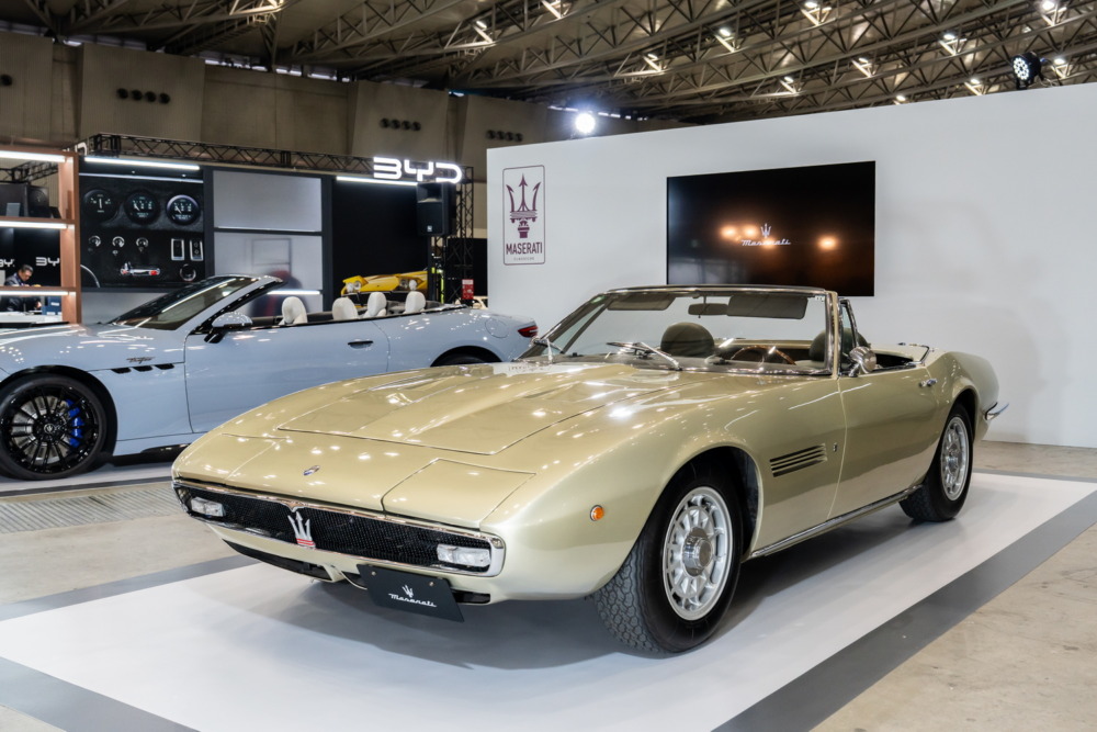 マセラティ・ブースに展示されたギブリ・スパイダー。奥はグランカブリオ。