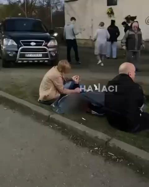 母親は、ロシアの獣に殺害された息子に別れを告げます。
