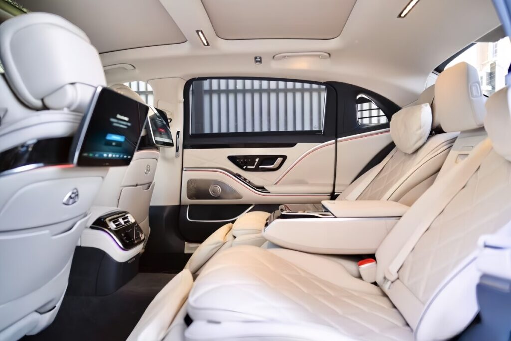 3000万円級のマイバッハをローンで購入し配車サービス運転手をする男性が話題に―中国