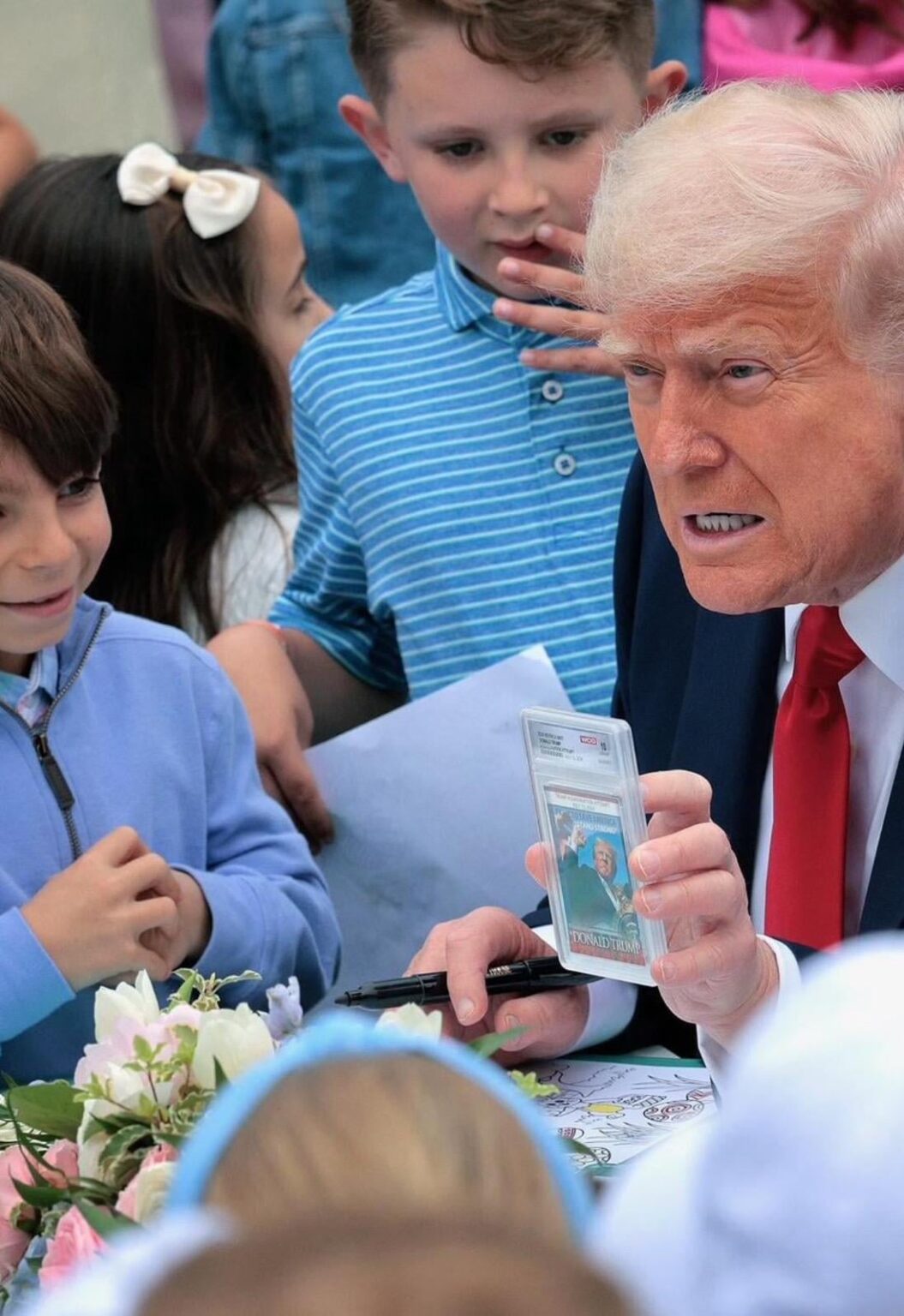 トランプ、自分のレアカードを子供達に自慢。イースターイベントで