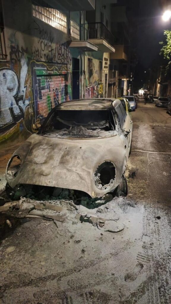 Exarchiaの車両とアパートの建物の写真
