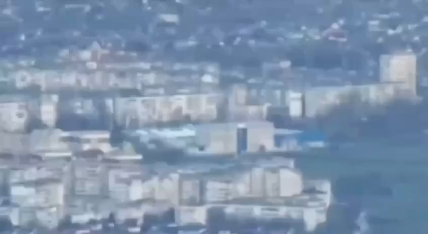 朝から、Khersonはロシアの大規模な攻撃を受けています。彼らは人々と一緒に普通の建物を破壊しています
