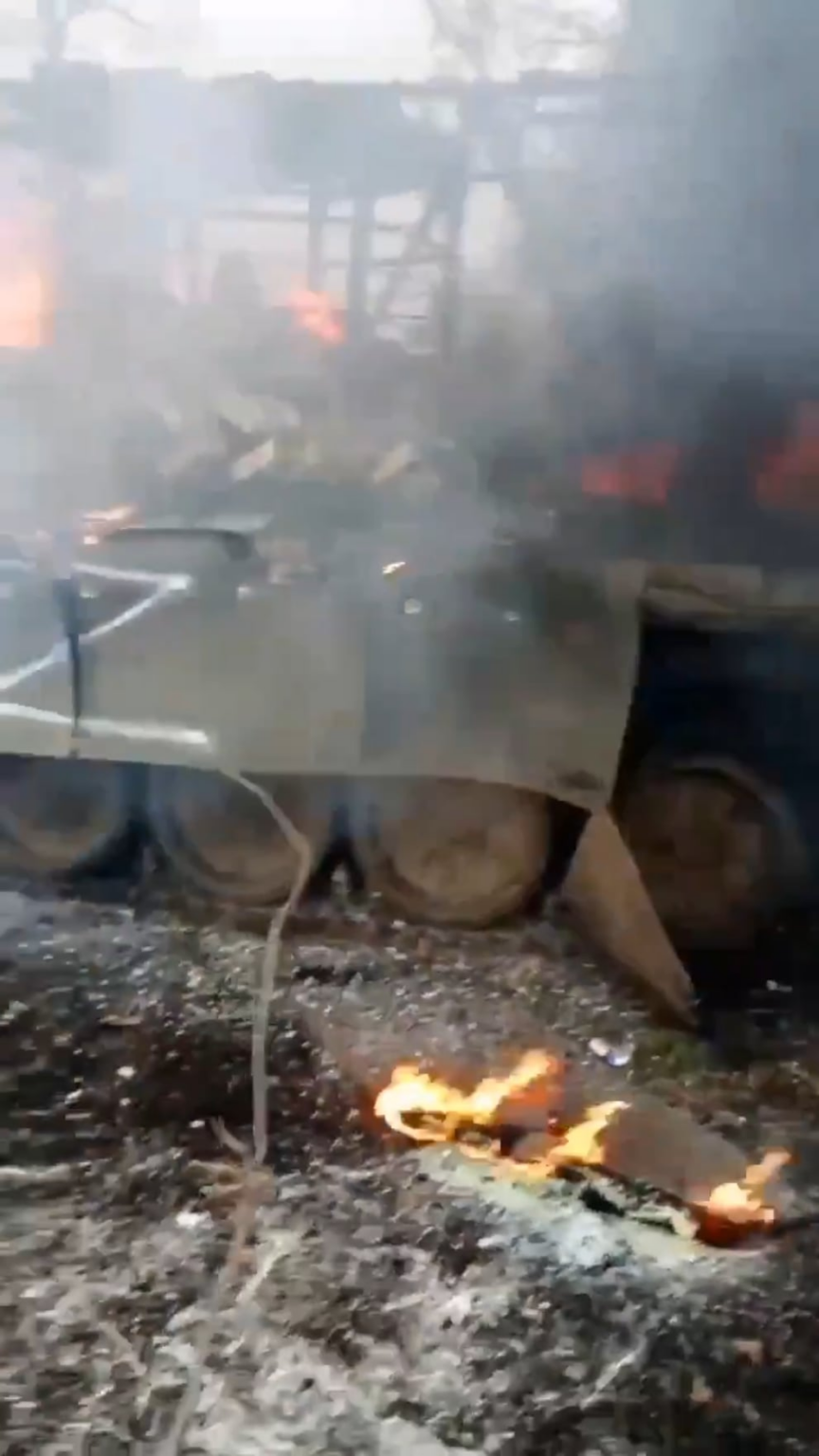 ロシアの兵士は彼の燃えているT-72を撮影しました。 [Published 03.04.2025]