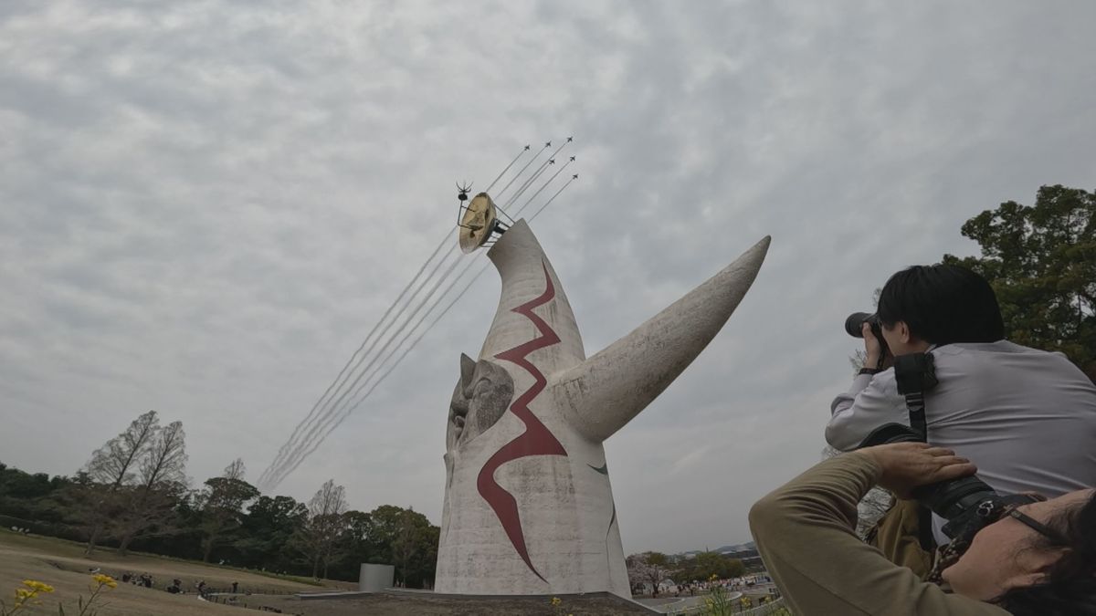 【速報】「昔と今の万博の夢繋ぐようで感無量」ブルーインパルス大阪の空舞う　万博開幕日向け試験飛行　各地で大勢の人が空見上げ拍手や歓声も　開幕まで3日