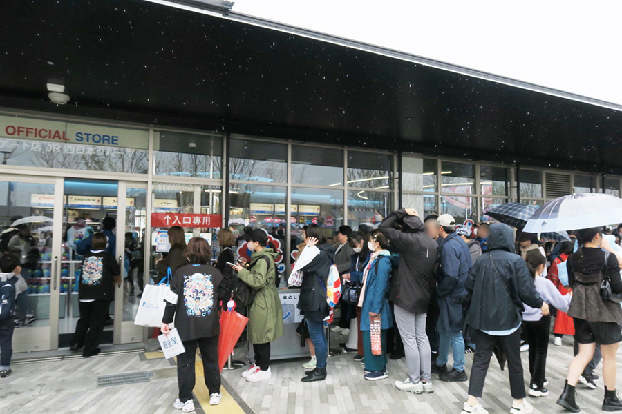 「2025 大阪・関西万博 会場内オフィシャルストア 西ゲート店 JR 西日本グループ」入場規制中の様子（4月13日・大阪市此花区夢洲）