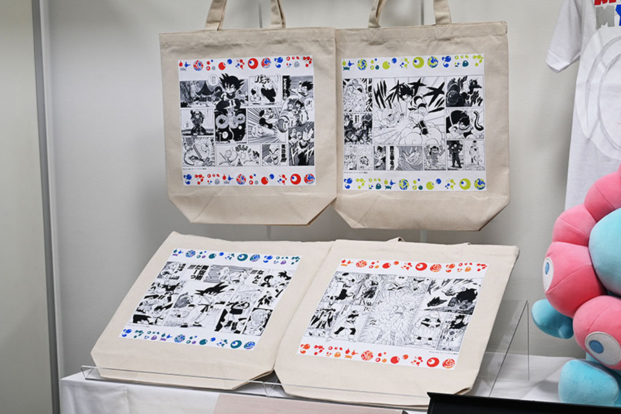 万博会場限定、人気漫画作品のトートバッグ（商品発表会の様子）