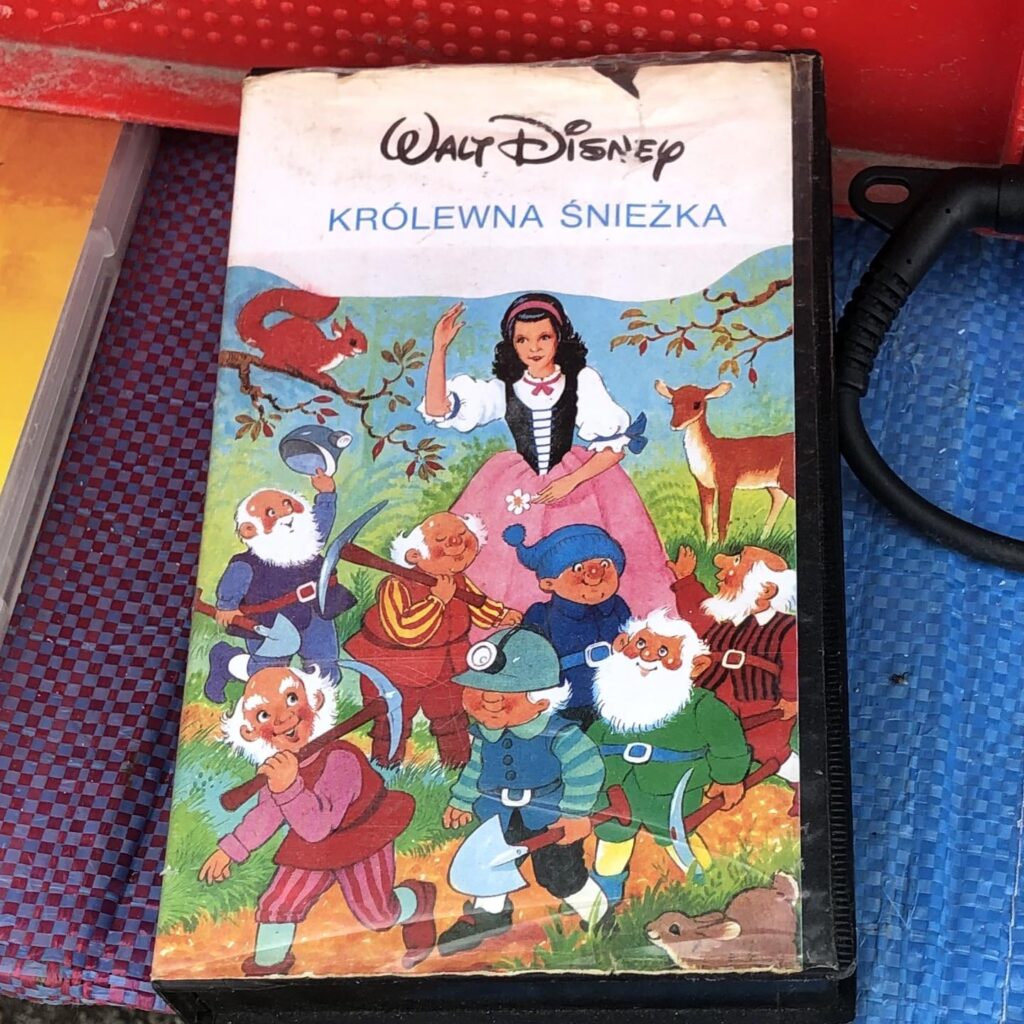 ポーランドのVHSですでに出ています