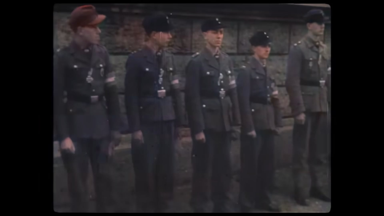 1945年4月20日、アドルフ・ヒトラーは56歳と最後の誕生日を祝いました。ソビエトがベルリンを爆撃し始めたのはこの日でした。ヒトラーは最後にバンカーを去り、ソビエトと戦った子供の兵士（彼らのいくつかはわずか12歳でした）を称えました。 19人の男性がザクホフで燃やされました...
