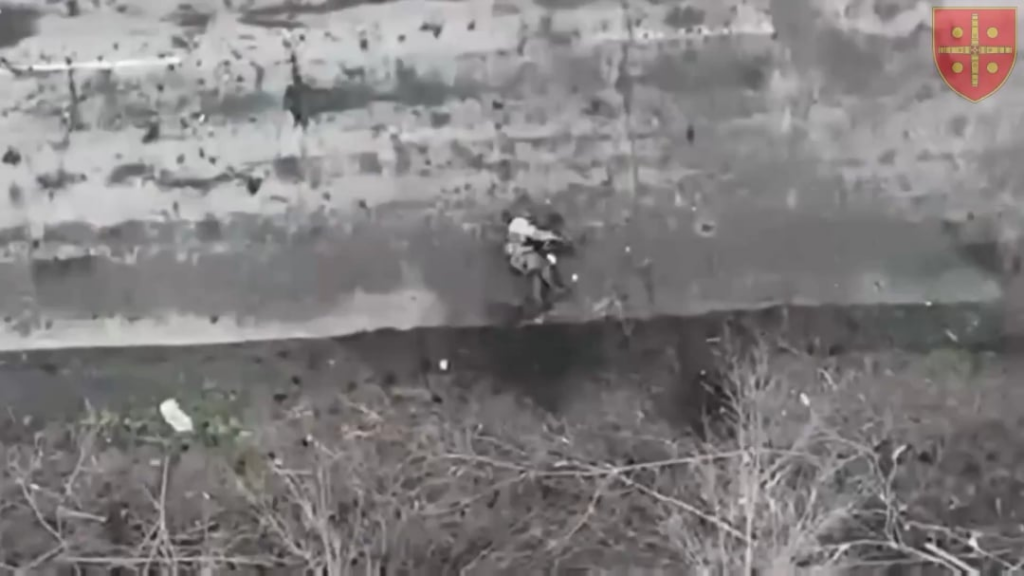 NSFW/NSFL：負傷したロシアの兵士が自分で射殺されたことが観察されました。第47砲兵旅団のオペレーターによって記録された事件。 2025年4月 [graphic content]