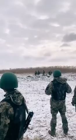勇敢なウクライナの兵士は、彼らがすぐに戦うために送られる地獄を聴きながら、黙って立っています。