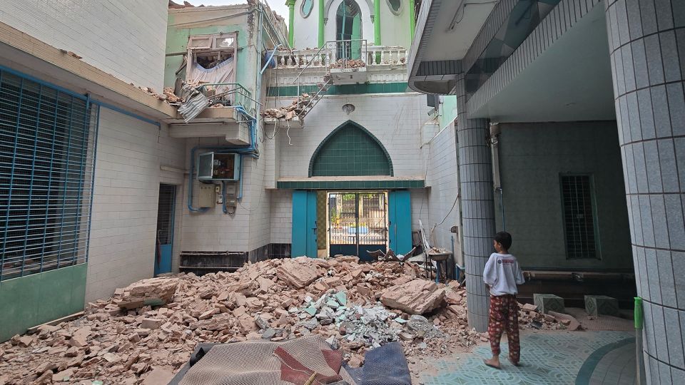 マンダレーのモスク（イスラム教礼拝所）で地震による破壊の痕を見つめる少年/Zaw Zaw