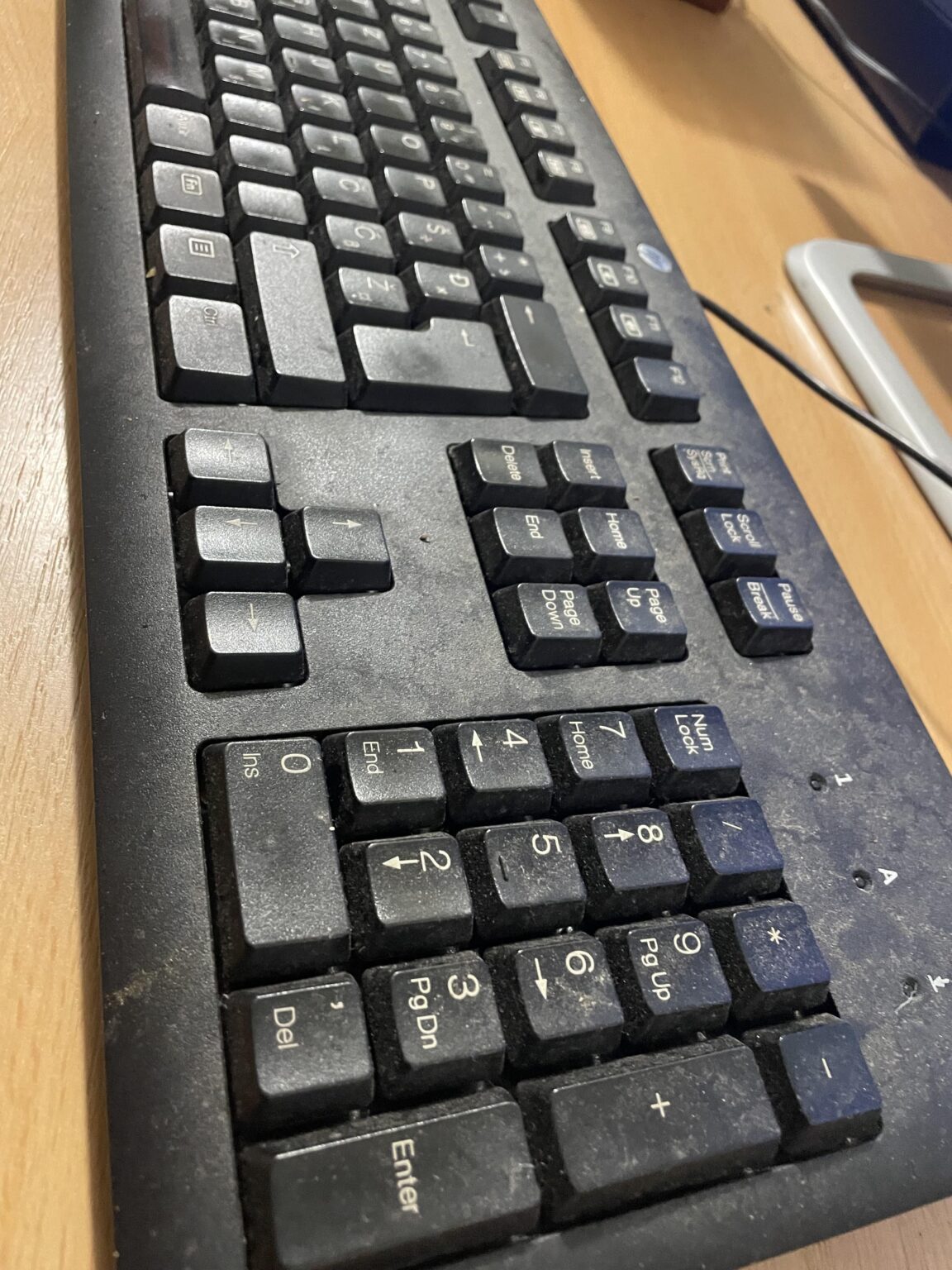 あなたは仕事に来て、そのキーボードを手に入れます…