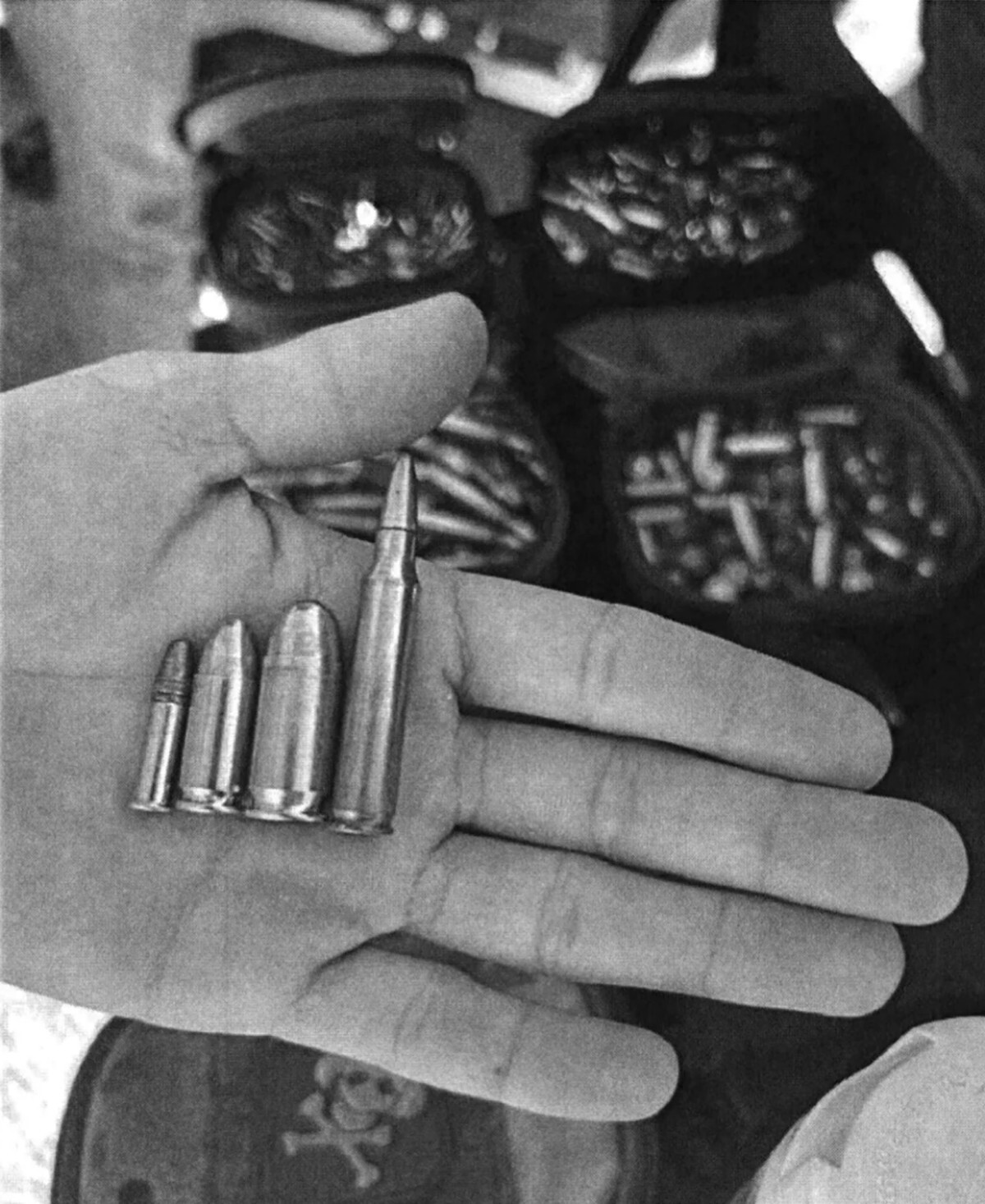 元々オルテガロペス被告がフェイスブックに投稿し、ニューメキシコ州連邦地裁が公開した写真。銃弾を握る手が写っている/US District Court for the District of New Mexico