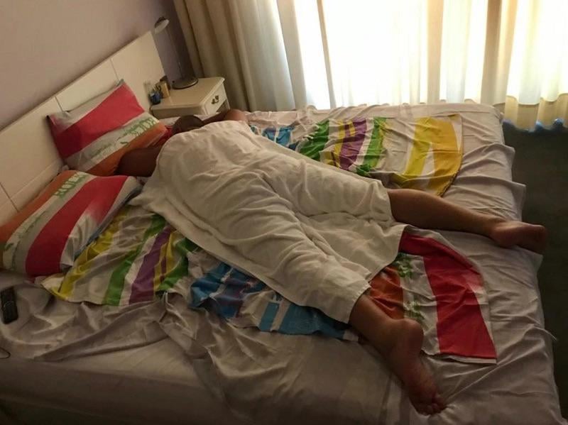 Shh、Boyko Sleep ..引き出しを現金で置きます。