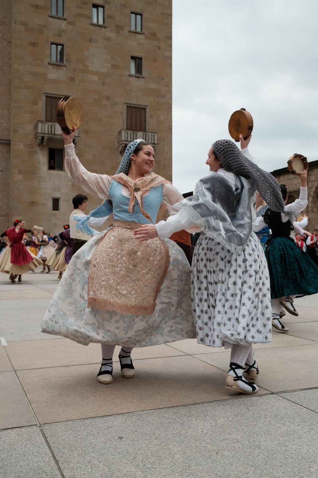 カタロニアのモンセラトでの伝統的なダンス