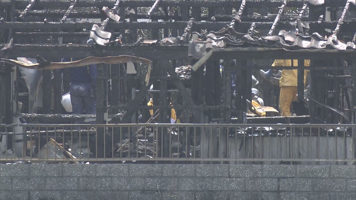 【速報】全焼した住宅から2人の遺体　住人親子と連絡取れず