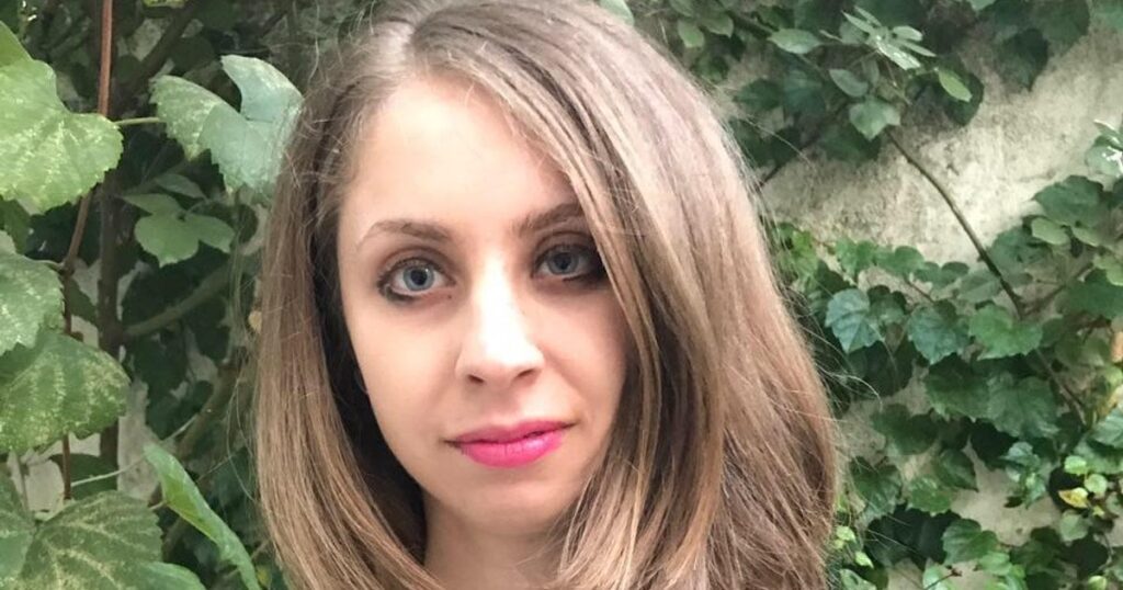驚くべき知性を持つ若い女性であるペトラは、彼女が国家機関によって政治的基準で拒否されたと言います [Comisia pentru Drepturile Omului și Egalitatea de Șanse]：「私は哀れみを求めません。私は公平に尋ねます」