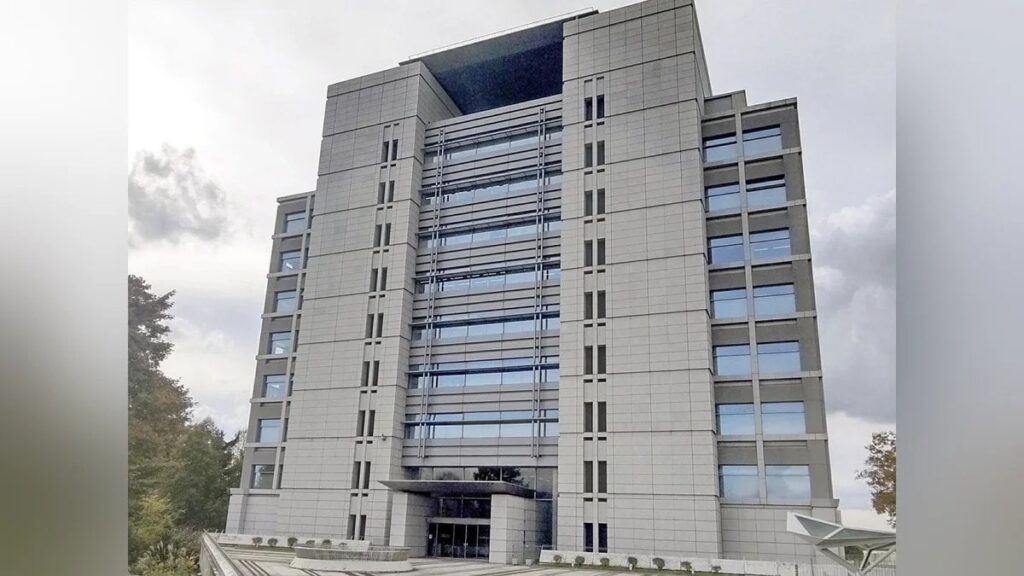 フォークリフトから小１男児が転落し死亡、運転の父親を容疑で逮捕…親戚が働く牛舎訪れ 茨城県筑西市