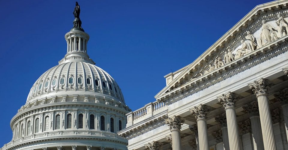 米国上院は、ロシアに対する新たな制裁に関する法案を導入しました。これには、ロシアの石油やその他の資源を購入する国からの輸入に500％の関税を課す可能性が含まれます。