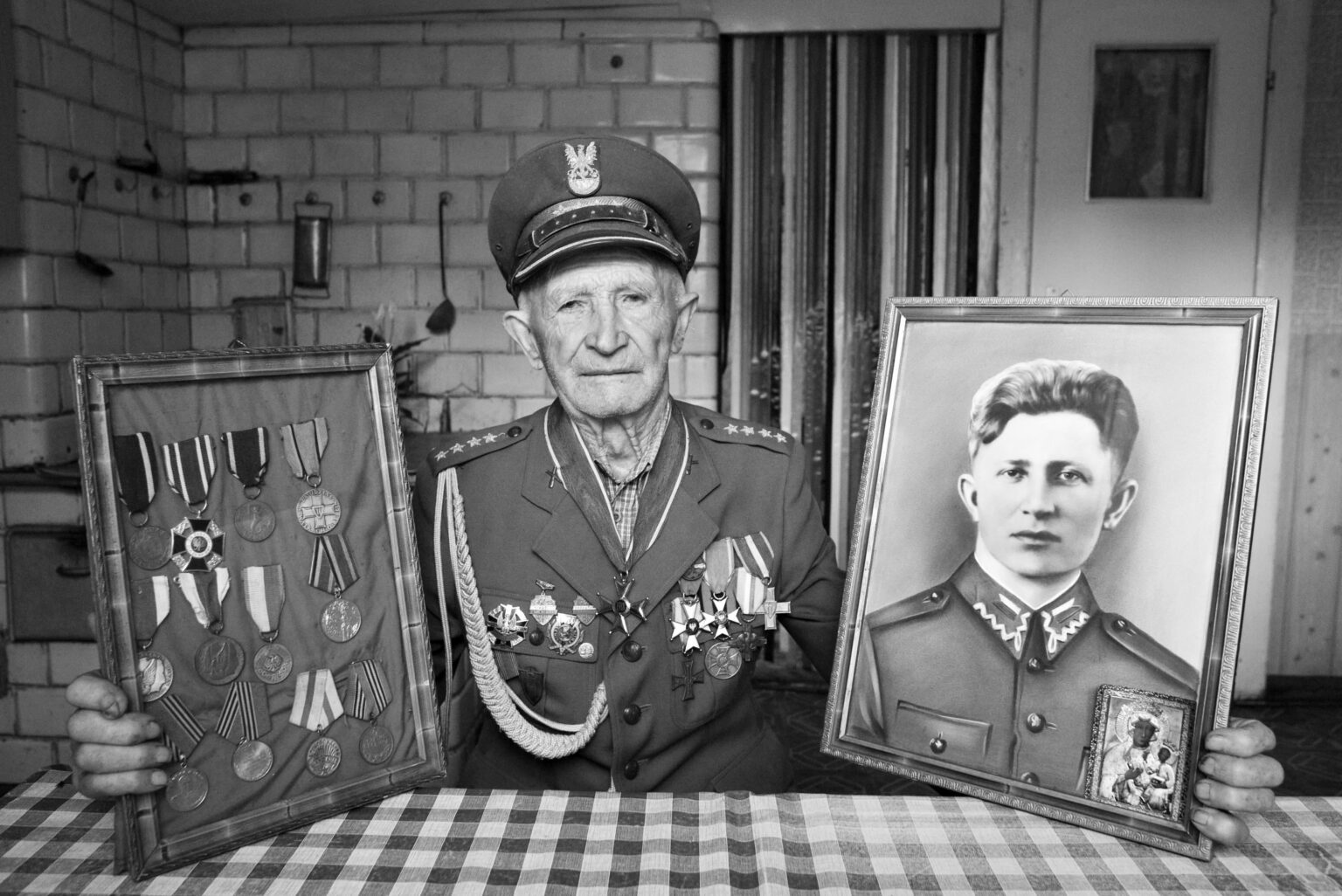 これはCPTです。 1945年5月2日にベルリンにポーランドの旗を吊るしたことで有名な第二次世界大戦のベテラン、アントニ・ジャブロンスキー。彼は2015年に97歳で亡くなりました。 [3629x2423]