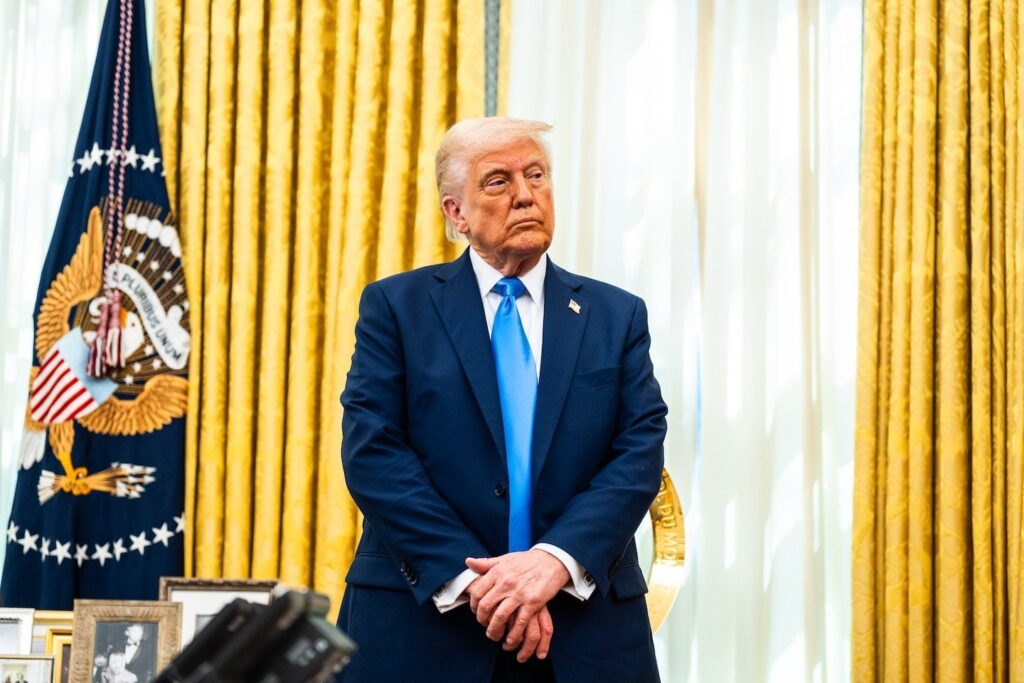 トランプは、すべての人に対して10％の普遍的な義務を発表し、60か国に対してさらに追加の義務を発表していますが、国によれば異なります（中国34％、EU 20％、日本24％、インド26％、英国10％）。