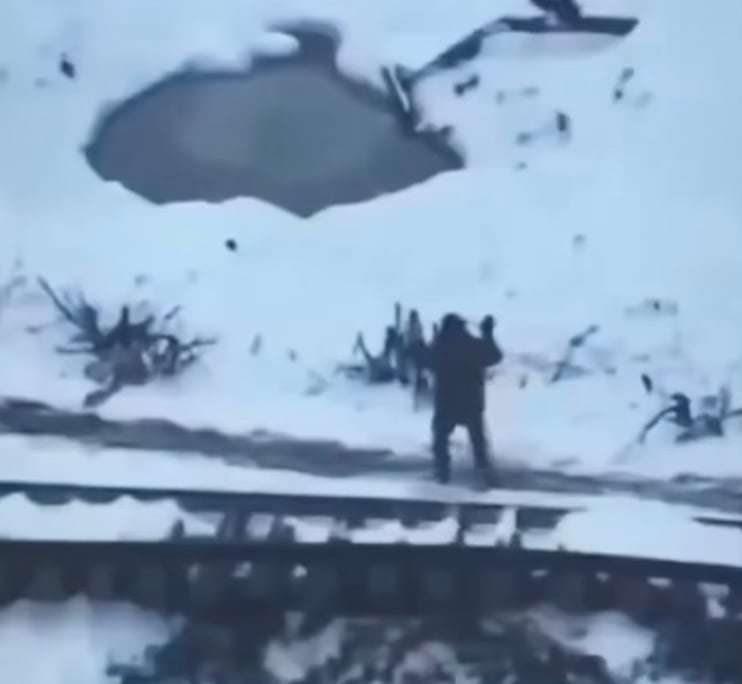 ウクライナのドローンオペレーターは降伏兵士を殺します