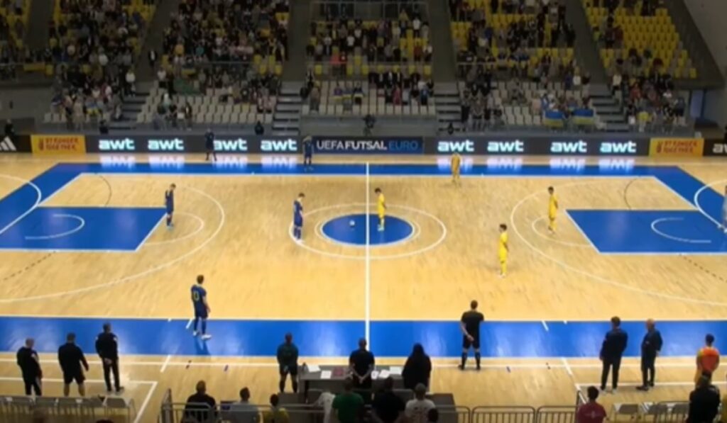 UEFAは、スミの犠牲者のために沈黙の瞬間を禁じました。ウクライナとルーマニアは、彼らの間のフットサルの試合中にとにかくそれを保持しました