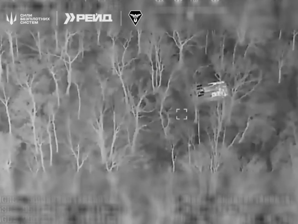 ロシアのBuk-M3は、Buk-M3がUAドローンで追跡されているように見えるエアバースト砲に見られるように見えます。