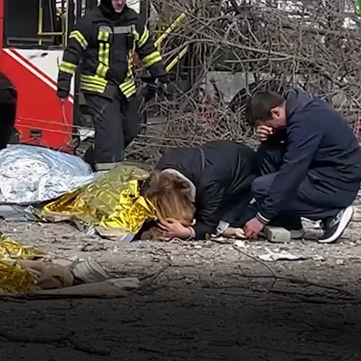 ウィローの日曜日に、ロシアはウクライナのスミーにある2つのロケットで非常に混雑した地域を爆撃しました。ストライキの時間と場所は非常に意図的であるため、質問の余地を残しません - これは意図的です。今のところ、20の確認された民間人の死亡者がいます