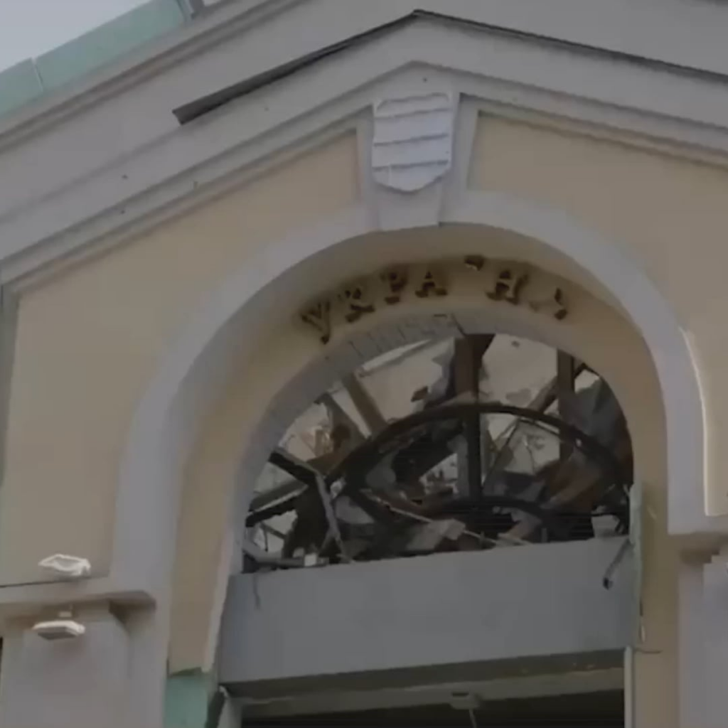2025年4月13日、ウクライナ、スミー。意図的にロシア人は非常に人口の多い地域を襲い、35人のウクライナの民間人を殺し、さらに129人を傷つけました。プーチンは何と言いますか？ "だから何"。後悔も、哀dolのどちらも、何もありません。 "だから何"。