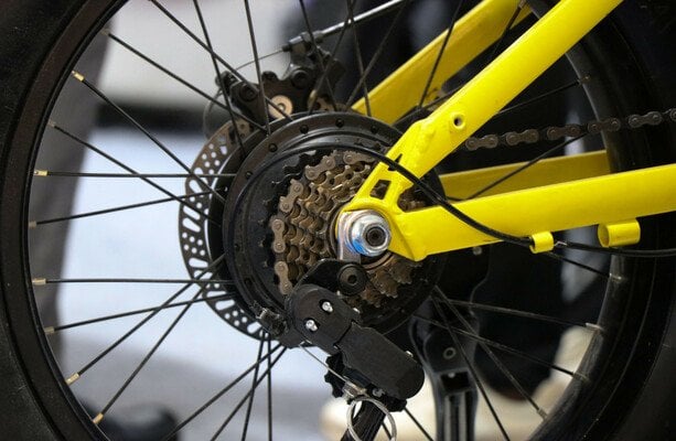 衝突でジョガーの足を骨折したeバイクライダーは、不注意な運転のために250ユーロの罰金を科しました