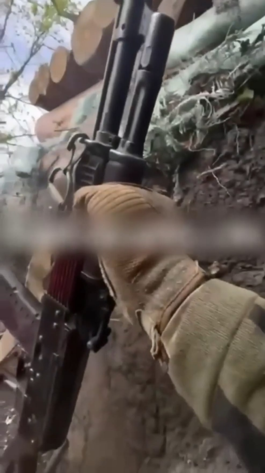 UA POV：ウクライナの兵士は、迫撃砲が彼のtrenchに着地し、同志の腕に深刻な損傷を引き起こす瞬間を記録します。