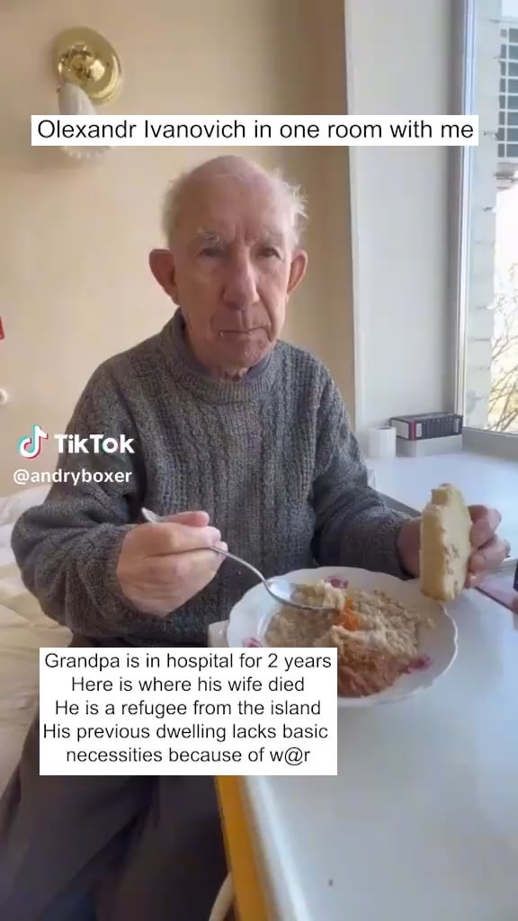 これは、95歳のウクライナ人であるオレクサンドル・イヴァノビッチです。彼は家を出ることを余儀なくされ、今では病院に住まなければなりません。これはロシアがウクライナ人にしていることです。これがロシアです