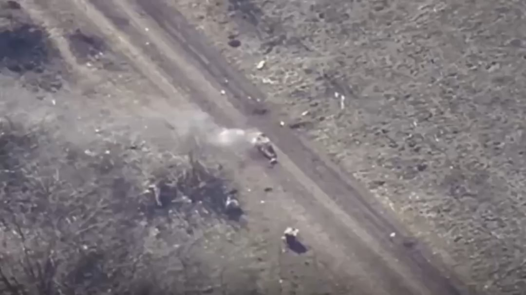 UA POVウクライナのクラスターシェルがロシアの兵士の小さなグループの中心でヒットします