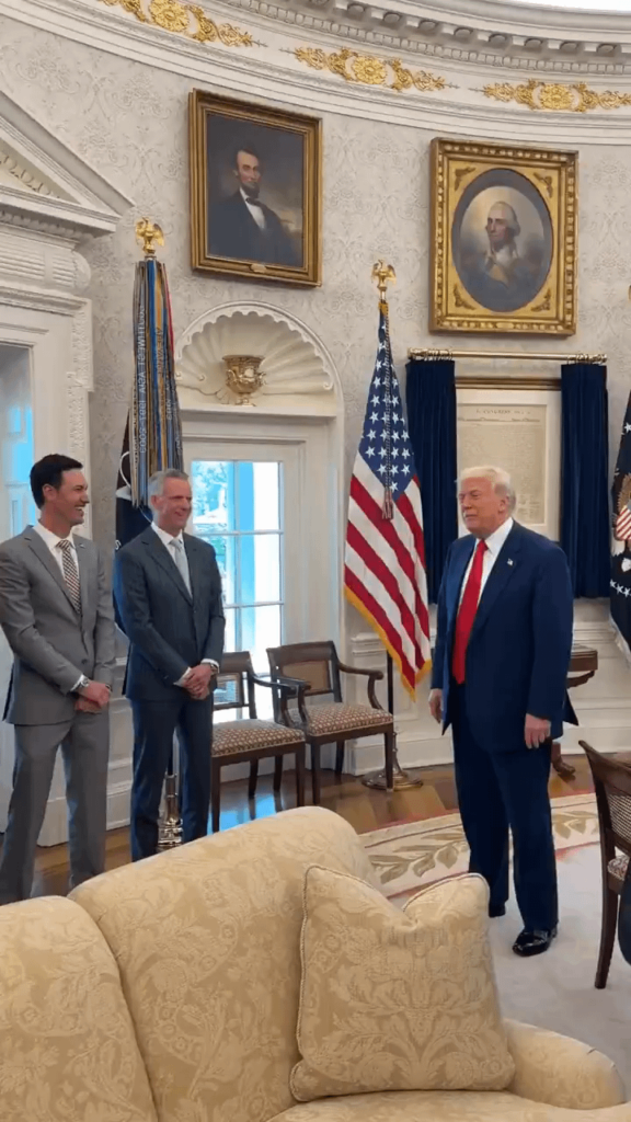 トランプは、彼の億万長者の友人が彼の市場操作のために財産を獲得したので、自慢しています。