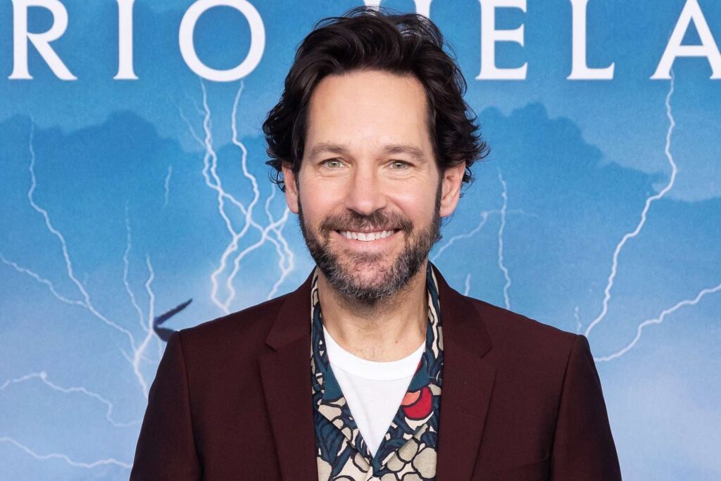 ポール・ラッドは、レイチェル・ワイズとのプレー中に彼のボールがぶらぶらしていることに気づいた聴衆を思い出します：「観客が笑っているのを聞いた」