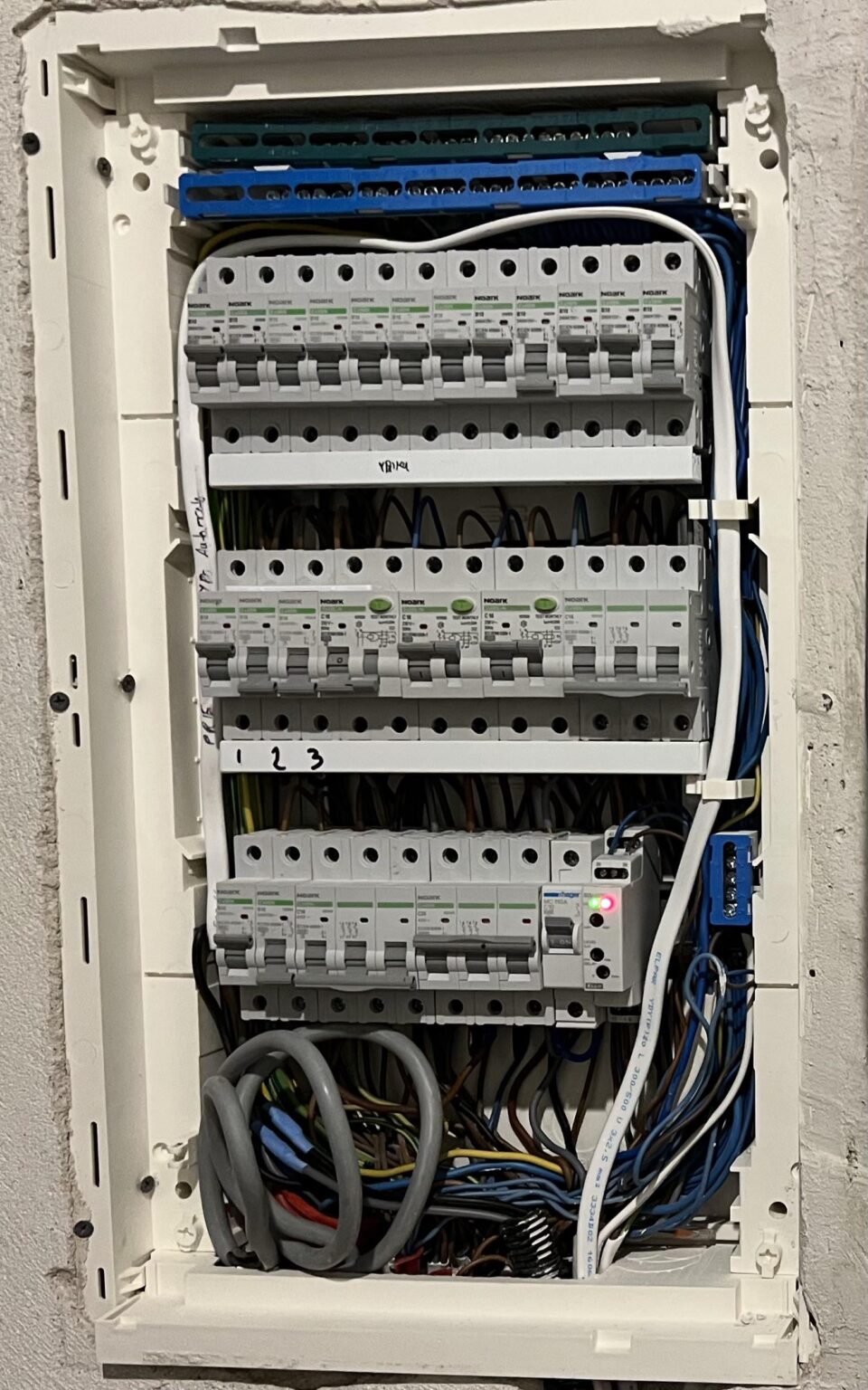 電気技師...