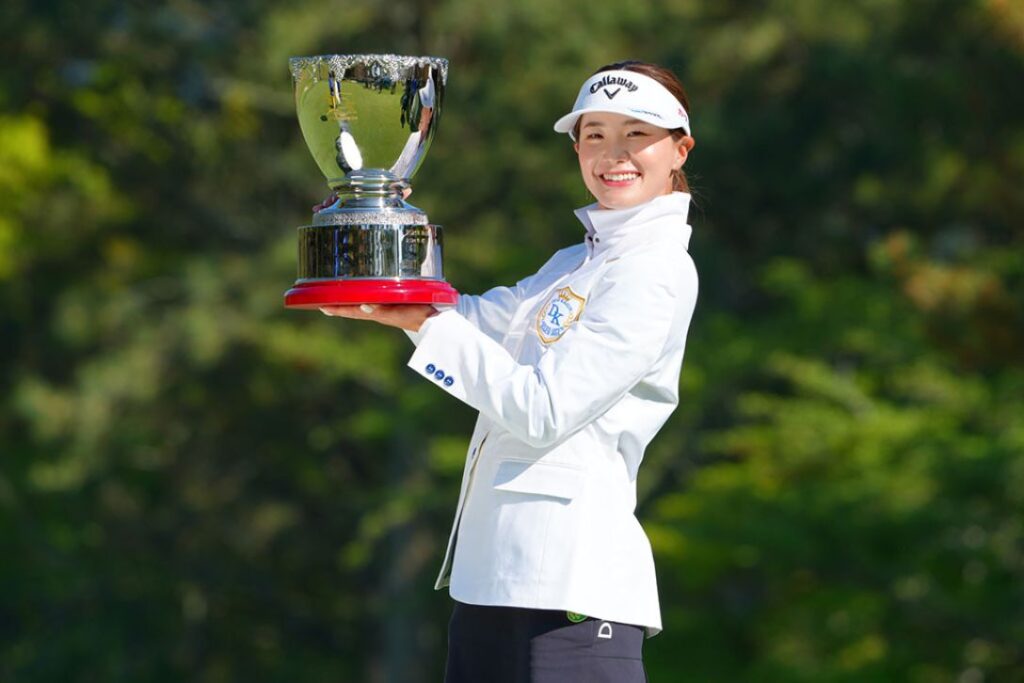 青木香奈子、ルーキー同士のプレーオフを制してプロ初V - 日本女子プロゴルフ協会