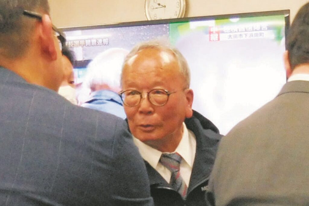 落選が決まり、支援に感謝する清水聖義さん＝13日午後9時44分、群馬県太田市で