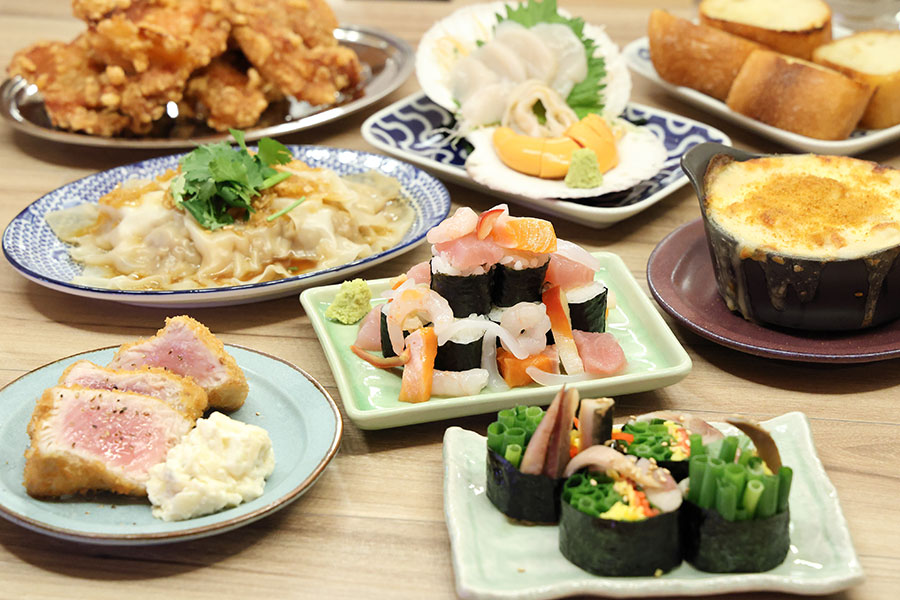 名物の魚介のこぼれ巻き（759円）やマグロのレアカツ（869円）、皿しゅうまい（759円）、活け!ホタテの刺身（759）円など