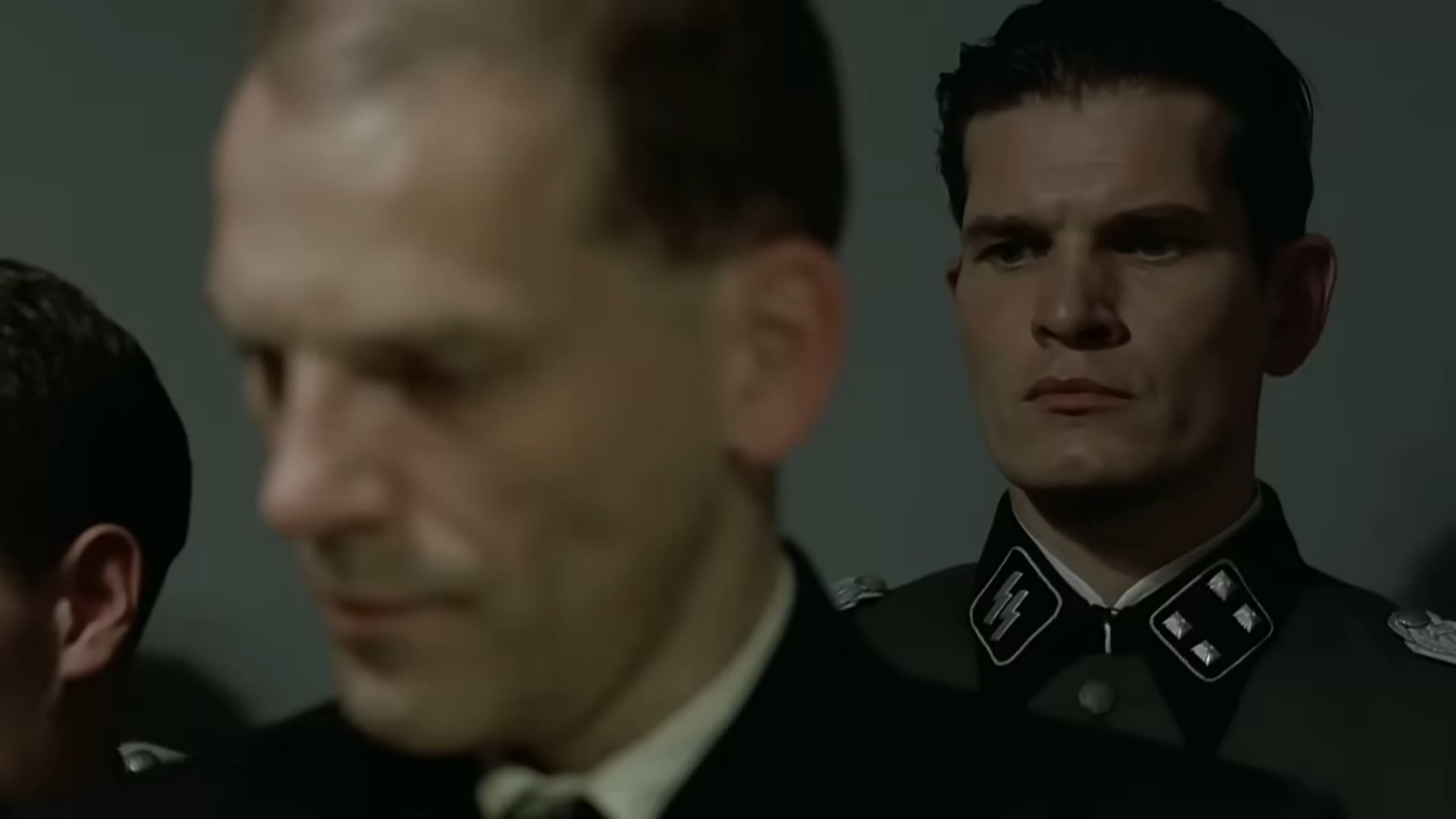 1945年4月22日、ヒトラーはソビエトが急速に進行し、フェリックスシュタイナーがベルリンを保護するために北から攻撃を行わないことを発見したときに神経崩壊を経験しました。もちろん、このシーンは、偉大で有名な映画「The Fall of the Third Reich」から来ており、入学試験などの多くのパロディを生み出しました。