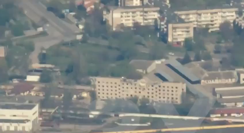 ウクライナの主要都市であるKhersonで高い上昇を爆撃しているロシア人